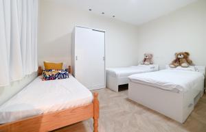 Giường trong phòng chung tại Anil's house - מתחם צימרים עם בריכה מקורה ומחוממת Zimmer with heated swimming pool