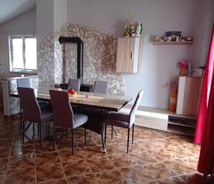 einen Esstisch und Stühle in der Küche in der Unterkunft Apartment Alina in Umag