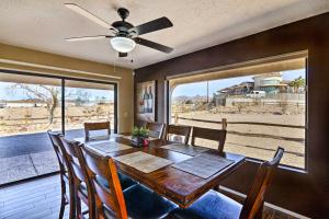 uma sala de jantar com uma mesa e uma ventoinha de tecto em Bullhead City Home with Private Pool, Hot Tub and View em Bullhead City