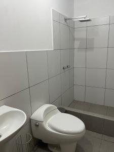 Ένα μπάνιο στο MH Apartments Ica 2