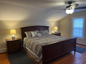 Ένα ή περισσότερα κρεβάτια σε δωμάτιο στο Spacious 5 BR Home w/ Hot Tub