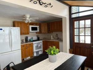 Η κουζίνα ή μικρή κουζίνα στο Spacious 5 BR Home w/ Hot Tub