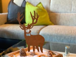 哈嫩克利博克斯維瑟的住宿－Ferienwohnungen Köhnke，一只驯鹿在桌子上的一个模型