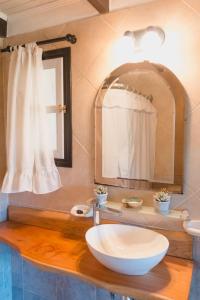 W łazience znajduje się umywalka i lustro. w obiekcie Solar de amigos w mieście Tandil