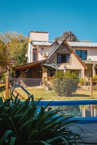 una casa con piscina frente a una casa en Solar de amigos en Tandil