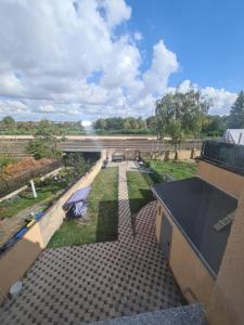 an overhead view of a yard with a building at Apartament Suite 1 in Bernburg