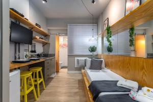 Habitación con 2 camas y cocina. en Inovador em Copacabana - Para 2 pessoas - NSC514 Z4, en Río de Janeiro