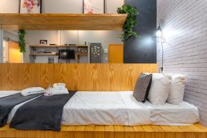 1 dormitorio con 1 cama grande con almohadas blancas en Inovador em Copacabana - Para 2 pessoas - NSC514 Z4, en Río de Janeiro