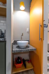 baño con lavabo en la encimera en Inovador em Copacabana - Para 2 pessoas - NSC514 Z4, en Río de Janeiro