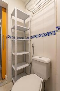 baño con aseo blanco en una habitación en Inovador em Copacabana - Para 2 pessoas - NSC514 Z4, en Río de Janeiro