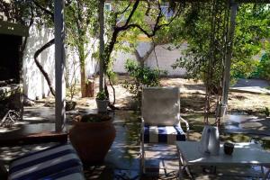 patio con sofá, silla y mesa en Casa Gattelli en San Rafael