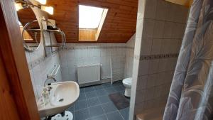 Koupelna v ubytování Margaréta Apartman + 24 fotografií
