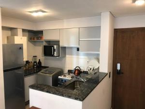 cocina pequeña con fregadero y fogones en Hermoso departamento en complejo PREMIUM en Córdoba