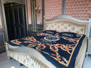 Dormitorio con cama con manta de dragón en הסוויטה המלכותית ברמת גן en Tel Aviv