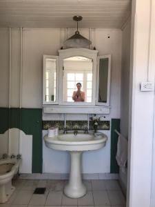 サン・アントニオ・デ・アレコにあるCasa Fuegoの浴室の洗面台を撮影した者