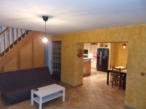 ein Wohnzimmer mit einem Sofa und einem Tisch in der Unterkunft CHAMBRE PRIVÉE EN CENTRE VILLe in Roissy-en-France