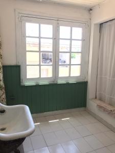 サン・アントニオ・デ・アレコにあるCasa Fuegoのバスルーム(洗面台、窓付)