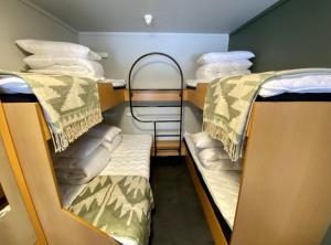 two bunk beds in a small room with towels at Topp Leilighet ski inn ski out Gautefall in Drangedal
