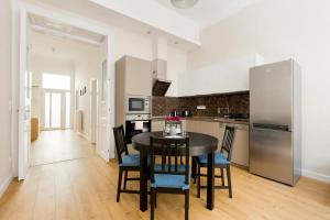 Kuchyňa alebo kuchynka v ubytovaní Kresz Geza 29 Westend Station 2 bedrooms+Living AC