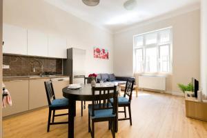 Kuchyňa alebo kuchynka v ubytovaní Kresz Geza 29 Westend Station 2 bedrooms+Living AC