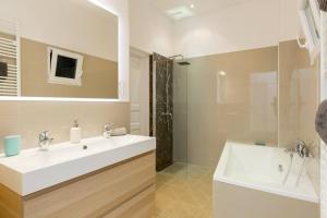 Kúpeľňa v ubytovaní Kresz Geza 29 Westend Station 2 bedrooms+Living AC