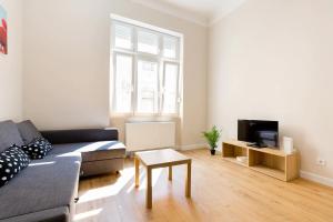 Televízia a/alebo spoločenská miestnosť v ubytovaní Kresz Geza 29 Westend Station 2 bedrooms+Living AC