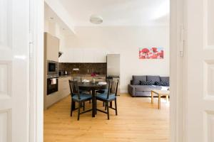 Kuchyňa alebo kuchynka v ubytovaní Kresz Geza 29 Westend Station 2 bedrooms+Living AC