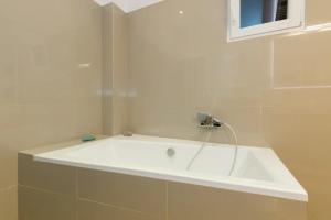 Kúpeľňa v ubytovaní Kresz Geza 29 Westend Station 2 bedrooms+Living AC