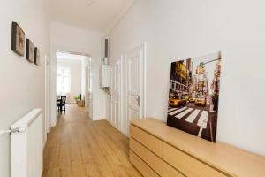 Televízia a/alebo spoločenská miestnosť v ubytovaní Kresz Geza 29 Westend Station 2 bedrooms+Living AC