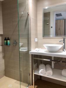 W łazience znajduje się umywalka i przeszklony prysznic. w obiekcie Wyndham Garden Cartagena w mieście Cartagena de Indias