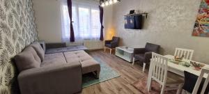 un soggiorno con divano e tavolo di JULIJA apartment a Belgrado