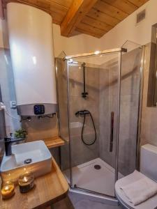 La salle de bains est pourvue d'une douche et d'un lavabo. dans l'établissement Loft&Hill, à Grywałd
