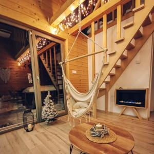 a room with a hammock in a log cabin at Loft&Hill in Grywałd