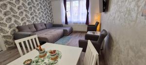 uma sala de estar com um sofá e uma mesa em JULIJA apartment em Belgrado