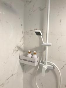 Baño blanco con urinario y cepillo de dientes en Morriña Atlantica Loft en Pontevedra