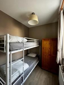 a room with two bunk beds and a lamp at ebbe&vloed in Koksijde