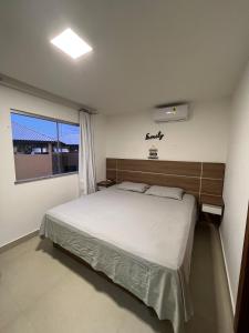 Un dormitorio con una cama grande y una ventana en Casa Mutá, en Porto Seguro