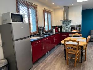 Kuchyňa alebo kuchynka v ubytovaní Appartement calme au coeur du jardin + 8 fotografií