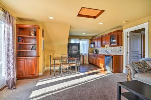 een keuken en een woonkamer met een tafel en een bank bij East Wenatchee Apt - 2 Miles from Columbia River! in East Wenatchee