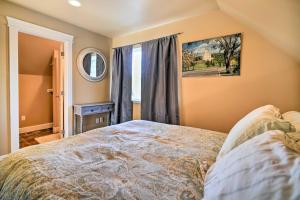 ein Schlafzimmer mit einem großen Bett und einem Fenster in der Unterkunft East Wenatchee Apt - 2 Miles from Columbia River! in East Wenatchee