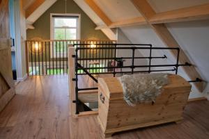 a room with a bed and a wooden box at Het Gouwe Boetje in Hoogwoud