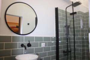 bagno con specchio e lavandino di Casa Rural La Labranza a Sacedón