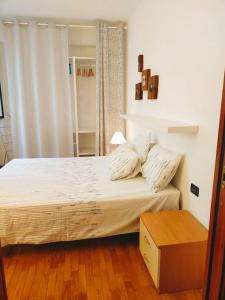 - une chambre avec un lit avec des draps blancs et une table dans l'établissement La Casina di Borgo, à Borgo San Lorenzo
