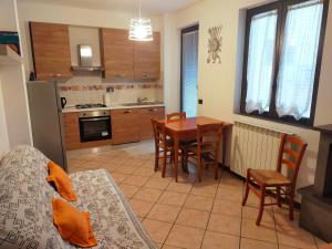 uma cozinha e sala de jantar com mesa e cadeiras em La Casina di Borgo em Borgo San Lorenzo