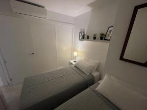 Łóżko lub łóżka w pokoju w obiekcie Cielomar Benalmadena costa