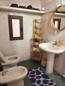La salle de bains est pourvue d'un lavabo, de toilettes et d'un miroir. dans l'établissement La Casina di Borgo, à Borgo San Lorenzo