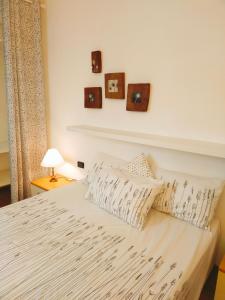 um quarto com uma cama branca e 2 almofadas em La Casina di Borgo em Borgo San Lorenzo