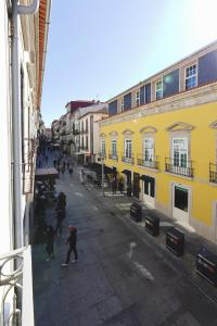 um grupo de pessoas andando por uma rua da cidade em RIBEIRA FLORES 59 Downtown Apartments no Porto