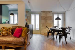 a living room with a couch and a table at Au Noeud Vert Chambres d'hôtes in Nevers