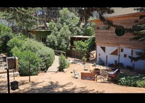 un patio trasero de una casa con mesa y sillas en cabaña rustica LEMU isla negra, en Isla Negra